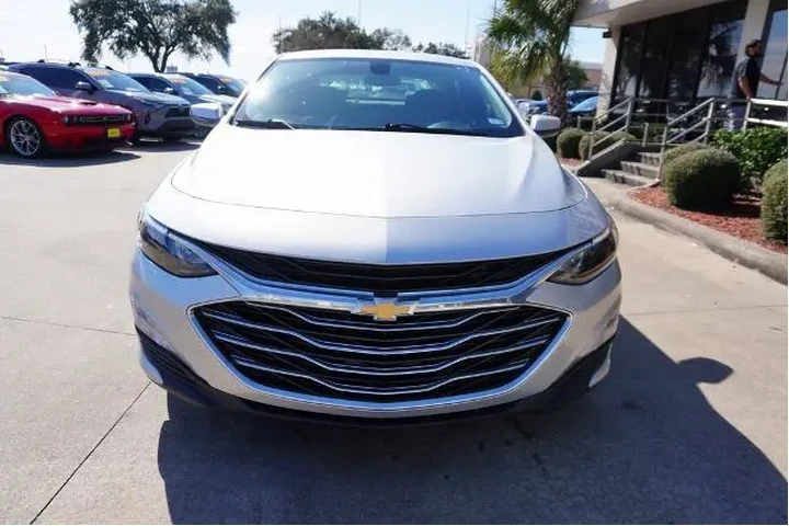 $15588 : Chevrolet Malibu 2020 LT 4dr image 2