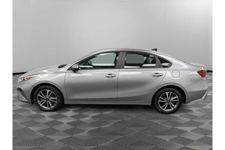 $16288 : Kia Forte 2023 LXS 4dr Sedan image 2