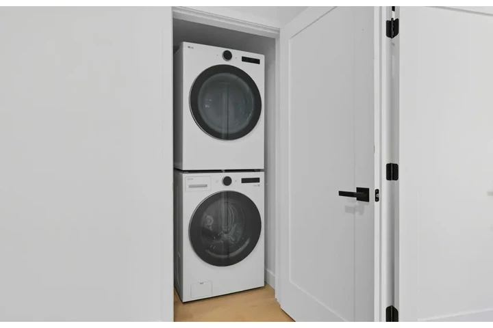 $2300 : 3 Bed Apt In Huntington Park image 2