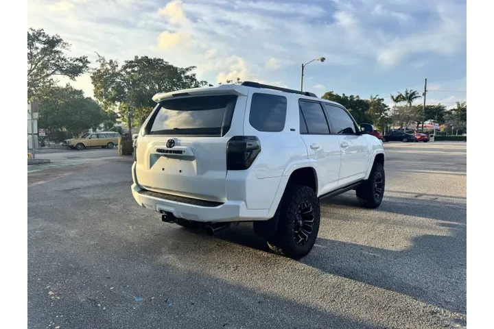 $30699 : 2019 4Runner SR5 Premium image 5