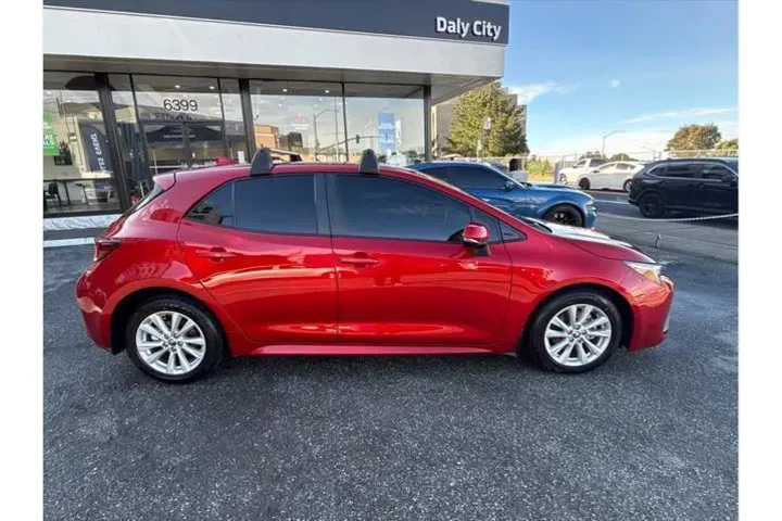 $25498 : Toyota Corolla Hatchback 202 image 1