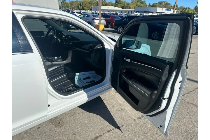 $14980 : 2019 300 300S AWD image 8