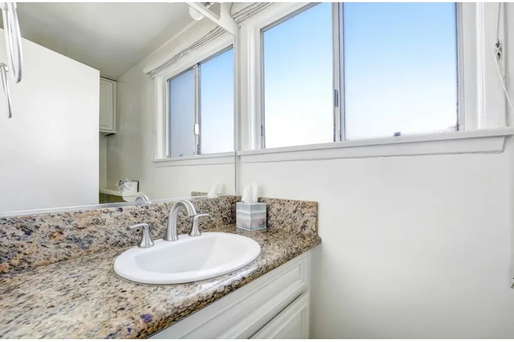 $2000 : 2 bed 2bath Apt in W Pico Blvd image 9