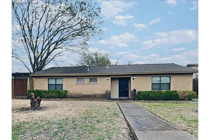 $900 : Charming 3-bedroom home image 1