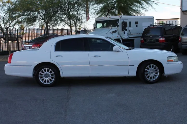 $5995 : 2006 Town Car Signature image 5