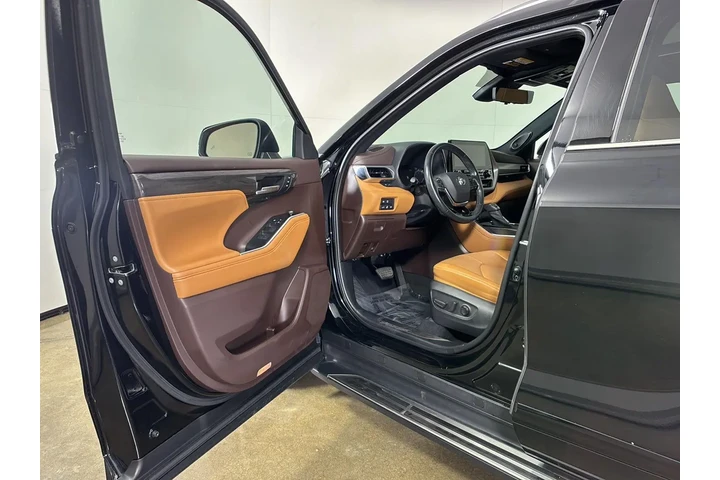 $41774 : 2021 Highlander Platinum image 2