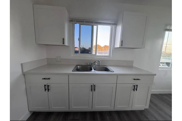 $1950 : 1 bedroom 1 bathroom BELL CA image 3