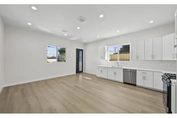 $1050 : Brand new natural light home image 4