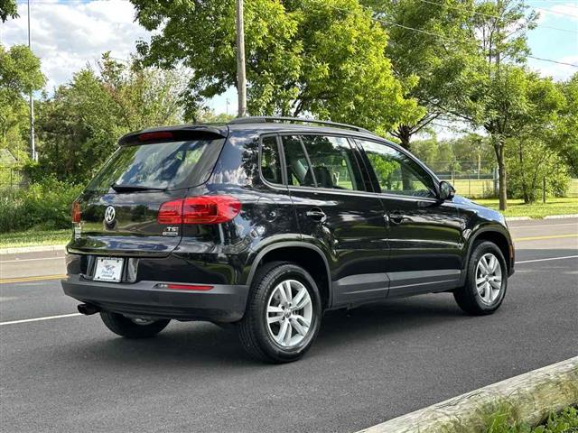 2016 Tiguan S image 8