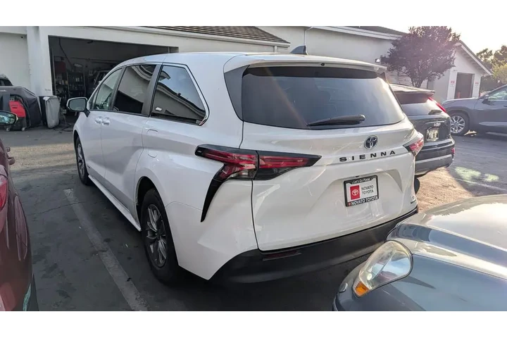 $30990 : 2021 Sienna LE 8 Passenger image 7