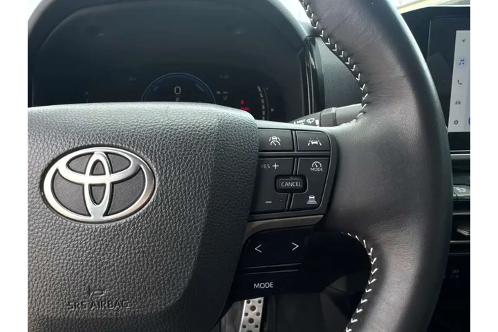 2025 Camry SE image 10