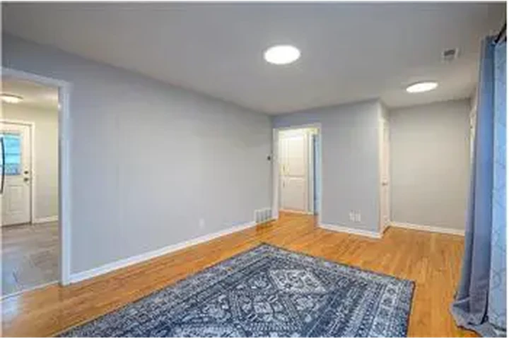 $950 : Rental property with 2 bedro image 4