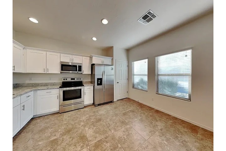 $1100 : 3bed/2bath Apartment image 8