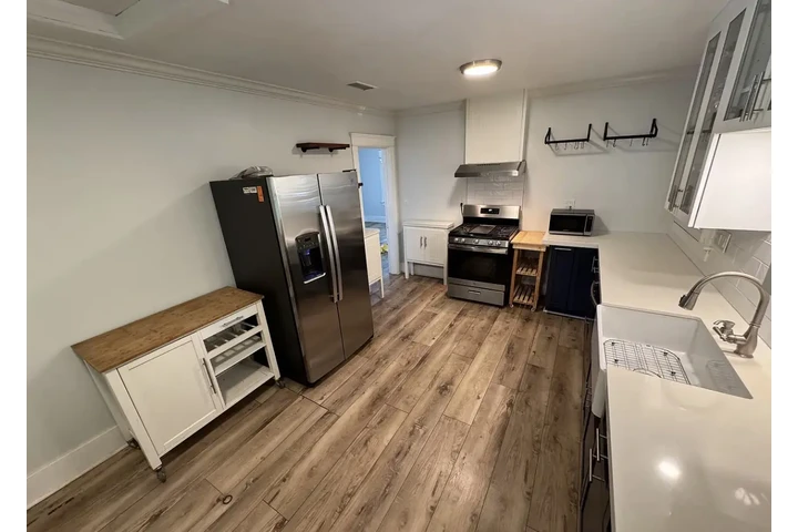 $850 : beautifully renovated pet home image 5