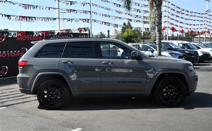 $27947 : Grand Cherokee Laredo X image 9