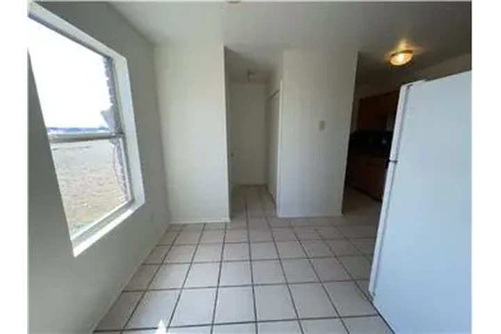 $950 : Rental property with 3 bedro image 8