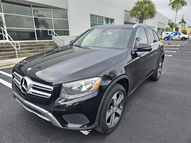 $13700 : Mercedes Benz glc 300 image 1