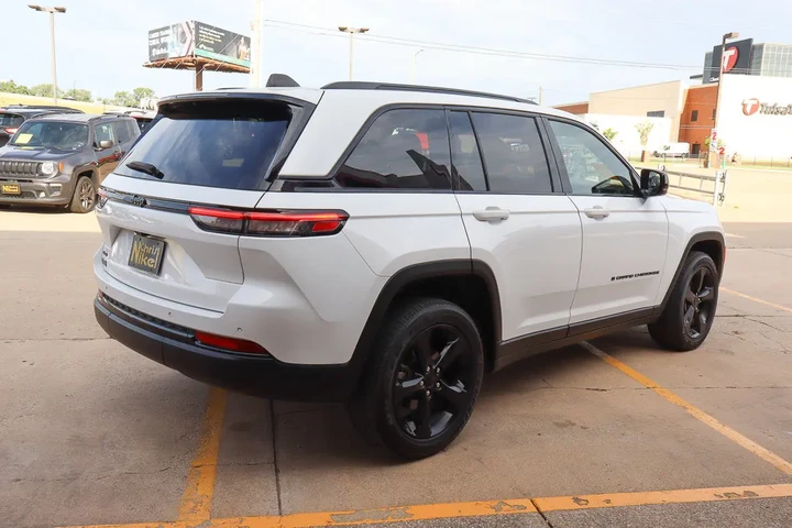 $27488 : 2023 Grand Cherokee Altitude image 5