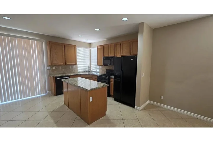 $900 : 3 spacious natural light home image 2
