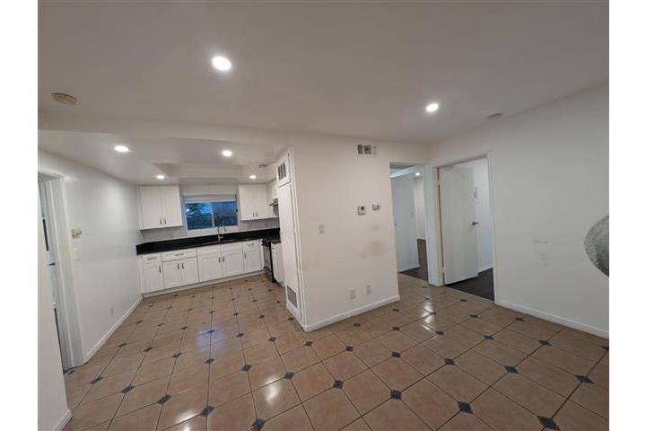 $2200 : NORTH HOLLYWO APTS. 2 RECS. image 1