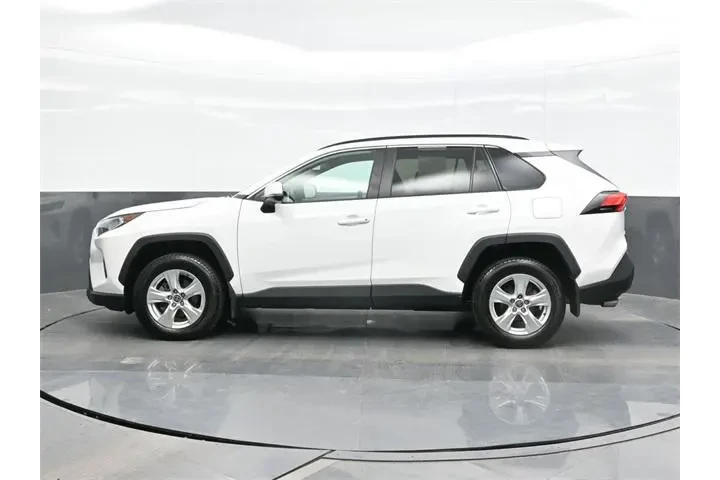 $25244 : Toyota RAV4 2021 AWD XLE 4dr image 4