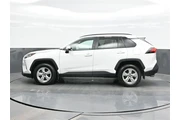 $25244 : Toyota RAV4 2021 AWD XLE 4dr thumbnail