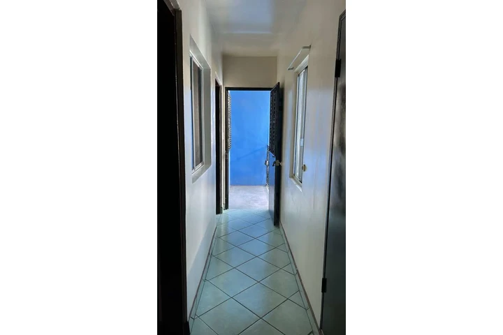 $650 : Casa 2rec 2baños serca garita image 9