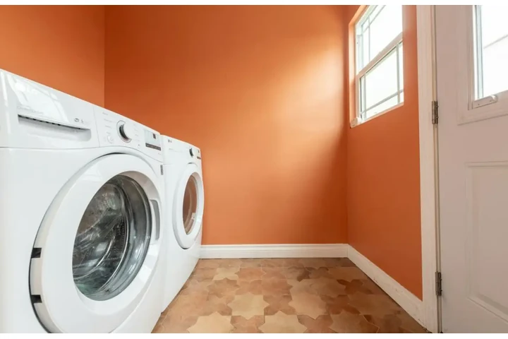 $2400 : 3 Bed 2 Bath House in Gardena image 9