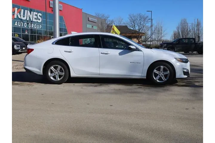$14377 : Chevrolet Malibu 2023 LT 4dr image 9