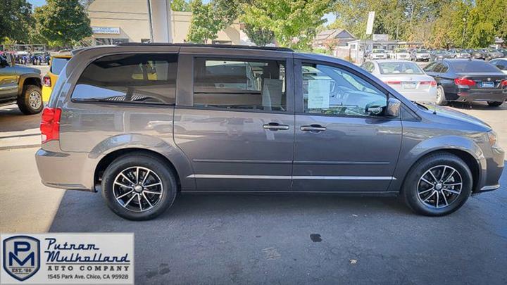 2016 Grand Caravan R/T image 2