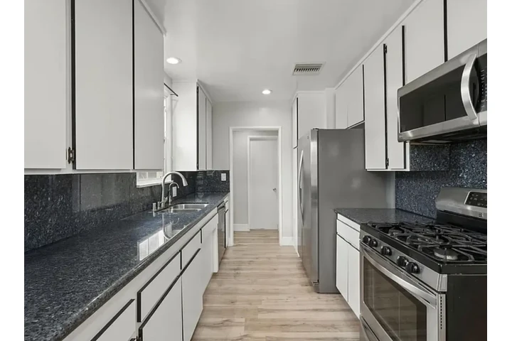 $2450 : 3Bed 2Bath Home in Los Angeles image 3