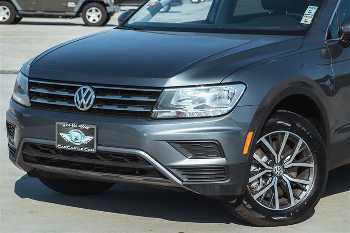 2019 Tiguan SE image 2