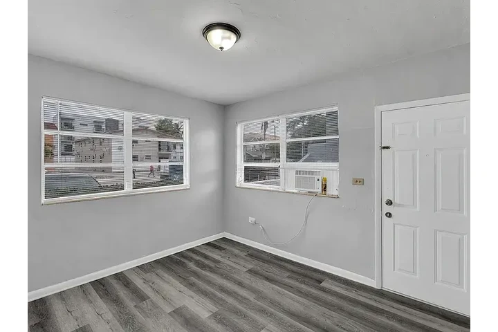 $1568 : Riverside image 4