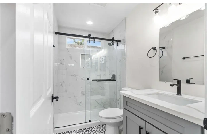 $1950 : 2 Bedroom Apt in Los Angeles image 8