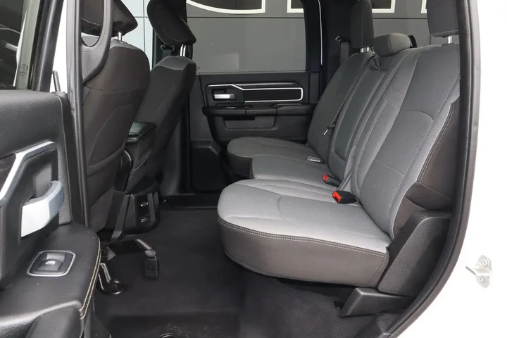 $46988 : 2024 2500 Big Horn 4x4 Crew C image 8