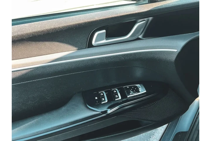 $15997 : Kia K5 2021 LX 4dr Sedan image 9