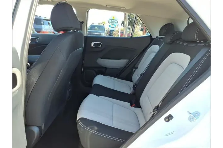 $24990 : Hyundai VENUE 2025 SEL 4dr C image 8