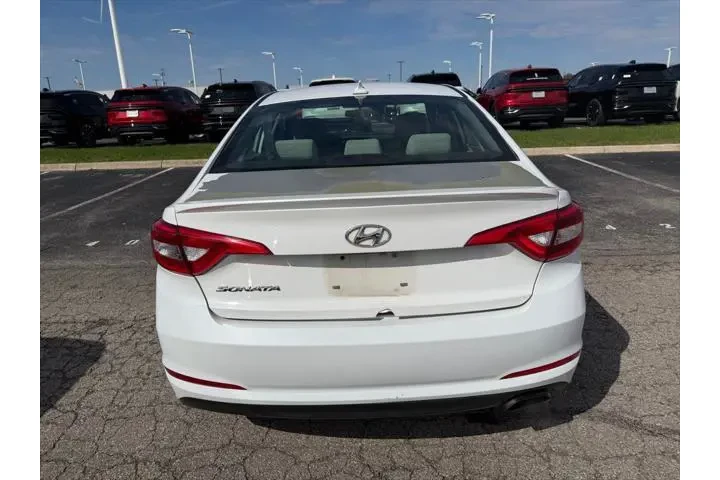 $3566 : Hyundai SONATA 2017 4dr Seda image 4