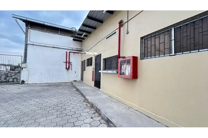 $18000 : ALQUILO TERRENO OFIC VIA DAULE image 5
