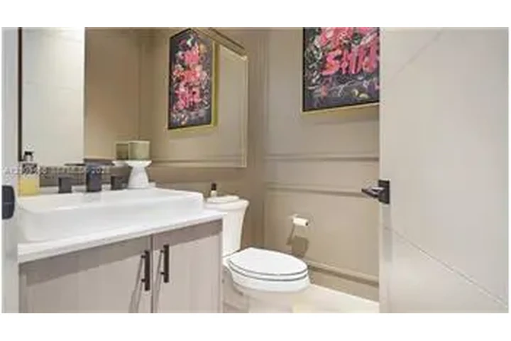 $11000 : Rental property with 3 bedro image 8