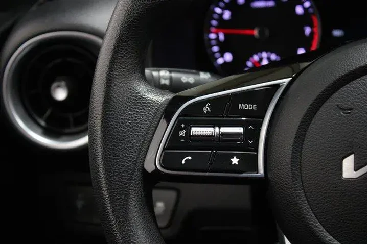 $17989 : Kia Forte 2023 LXS 4dr Sedan image 8