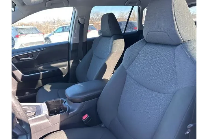 $31995 : Toyota RAV4 2025 AWD XLE 4dr image 4