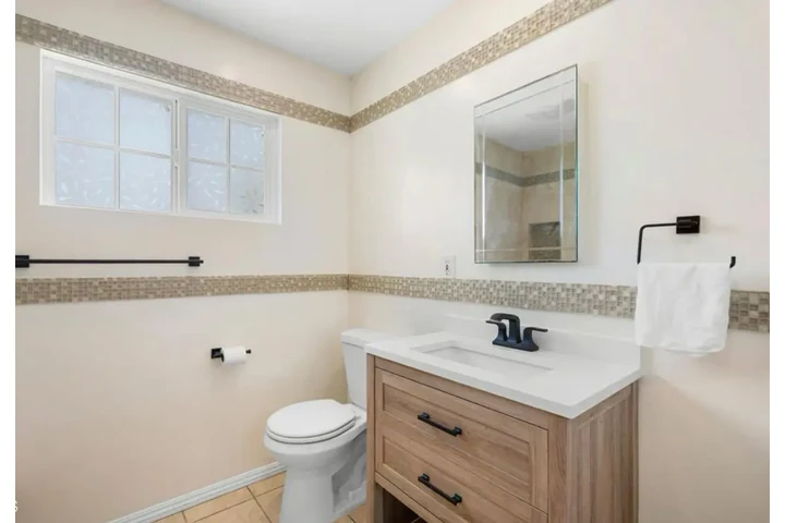 $2500 : 3 Bedroom House in Koreatown image 9