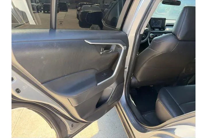 $19900 : Toyota RAV4 2022 XLE Premium image 6