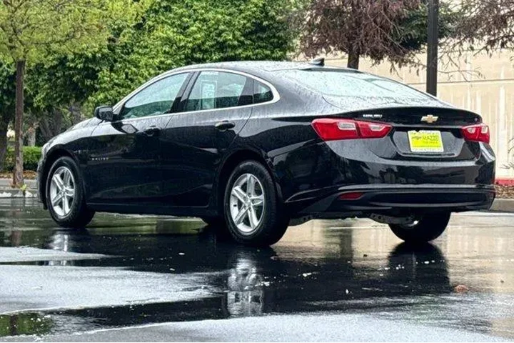 $15692 : Chevrolet Malibu 2023 LT 4dr image 3