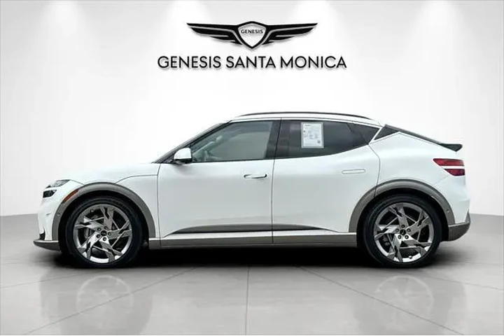 $37558 : Genesis GV60 2023 AWD Perfor image 9