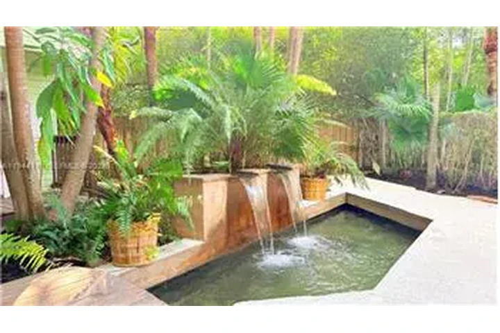 $10000 : Rental property with 3 bedro image 2