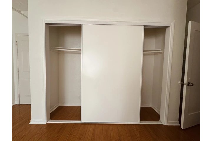 $1400 : Korea town Studio image 6