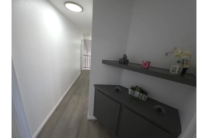 $2590 : Bella casa remodelada 2 pisos image 5
