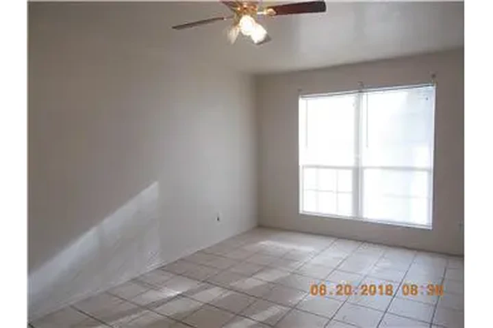 $900 : Rental property with 3 bedro image 3